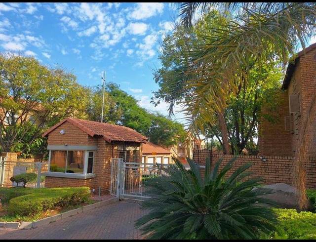 2 BEDROOM TOWNHOUSE FOR SALE IN DIE HOEWES